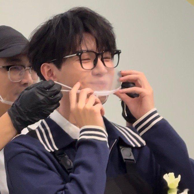 #捕捉周翊然这个小萌狗##周翊然最帅饮品师#周翊然犹如可爱的小萌狗，让人难以抗拒