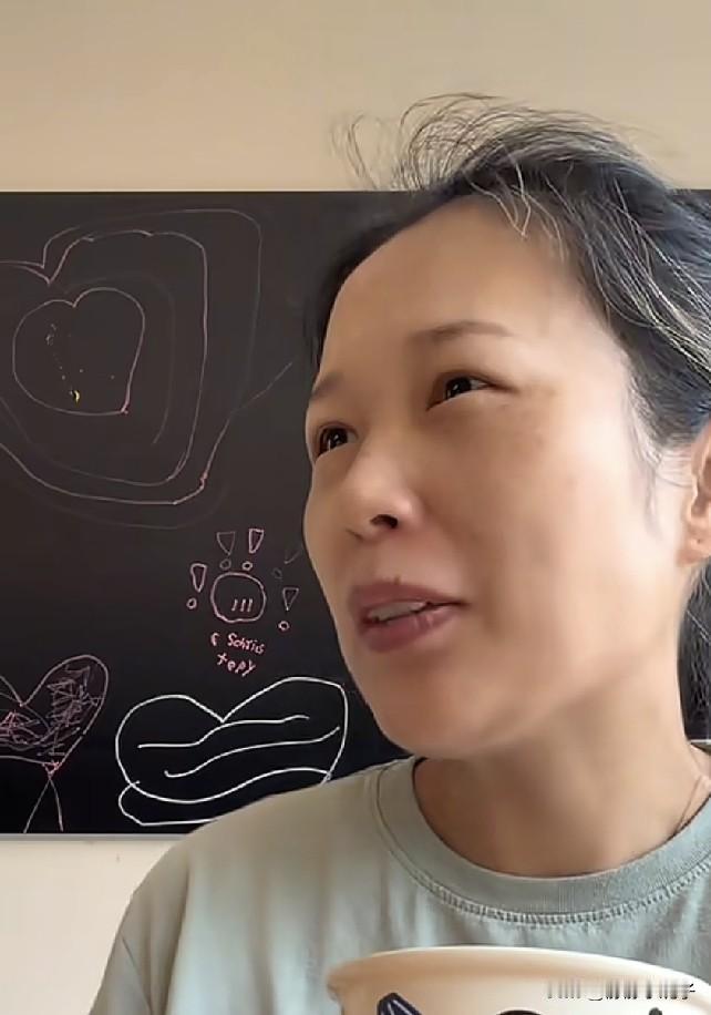 小黄终于更新，孕相有点明显了，懒得做饭懒得收拾，一脸憔悴。网友都心疼 :有钱请个