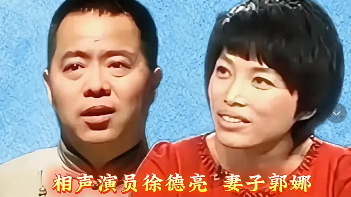 相声夫妻演员和老婆合影，内心挺有感触。
台上他们逗人开心，给无数观众带去欢声笑语
