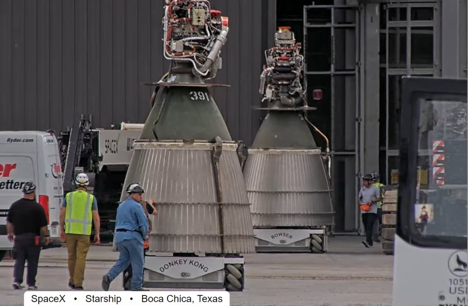 SpaceX猛禽发动机运输车的名称；马里奥，桃子，库巴和大金刚。拍摄:INial