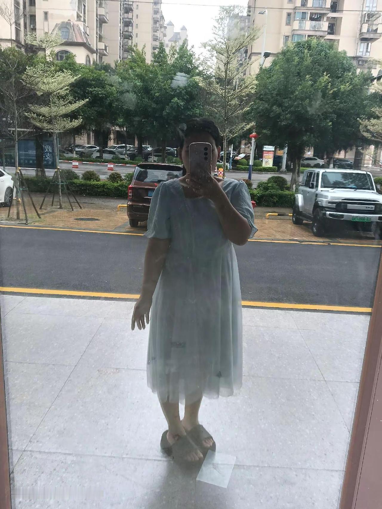 穿着碎花裙的女孩