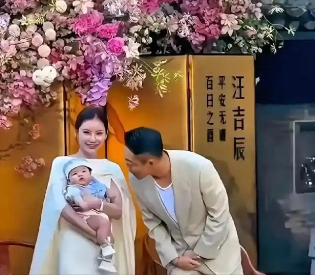 马筱梅儿子在北京举办百日宴，夫妻俩一脸幸福，玥儿箖儿没有现身 