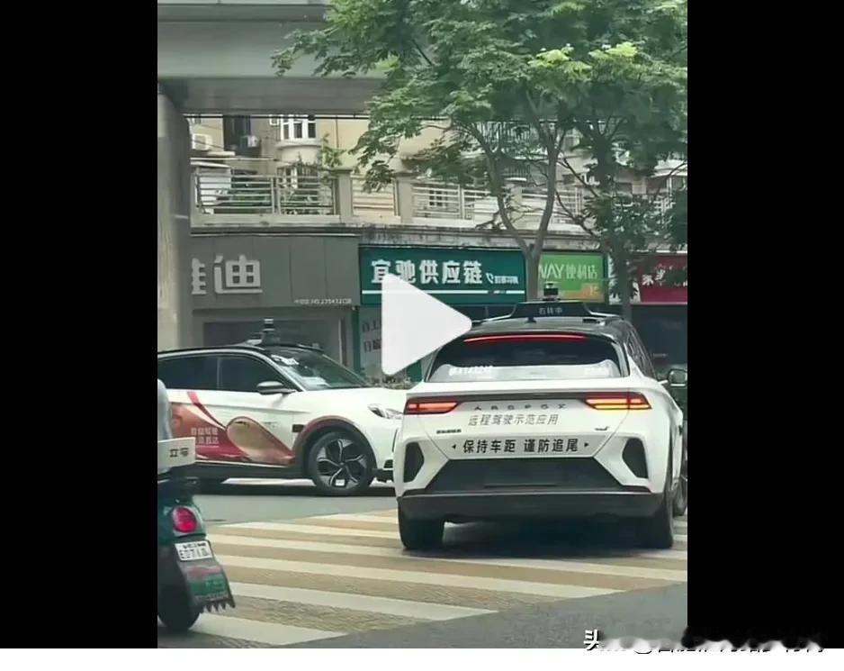 人工智能萝卜快跑成精了，网友爆料两萝卜快跑相遇，谁也不让谁，谁也不服谁，就这样一