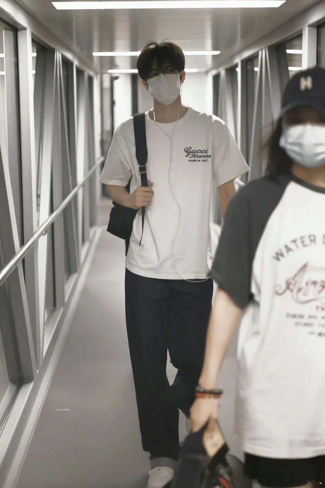 宋威龙演现偶真的是可以，还记得他和谭松韵合作的以家人之名在里面的病娇，真的是让人