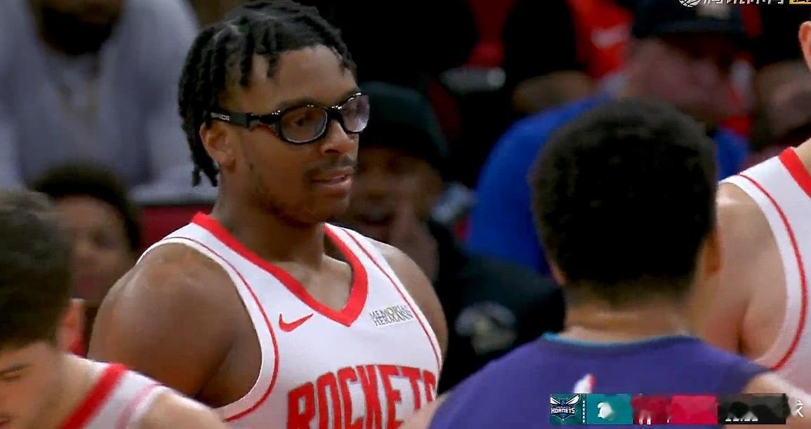 你敢信？？？乌度卡今天居然用“眼镜哥”克劳福德了，你别说，上来就是一记三分👀黄