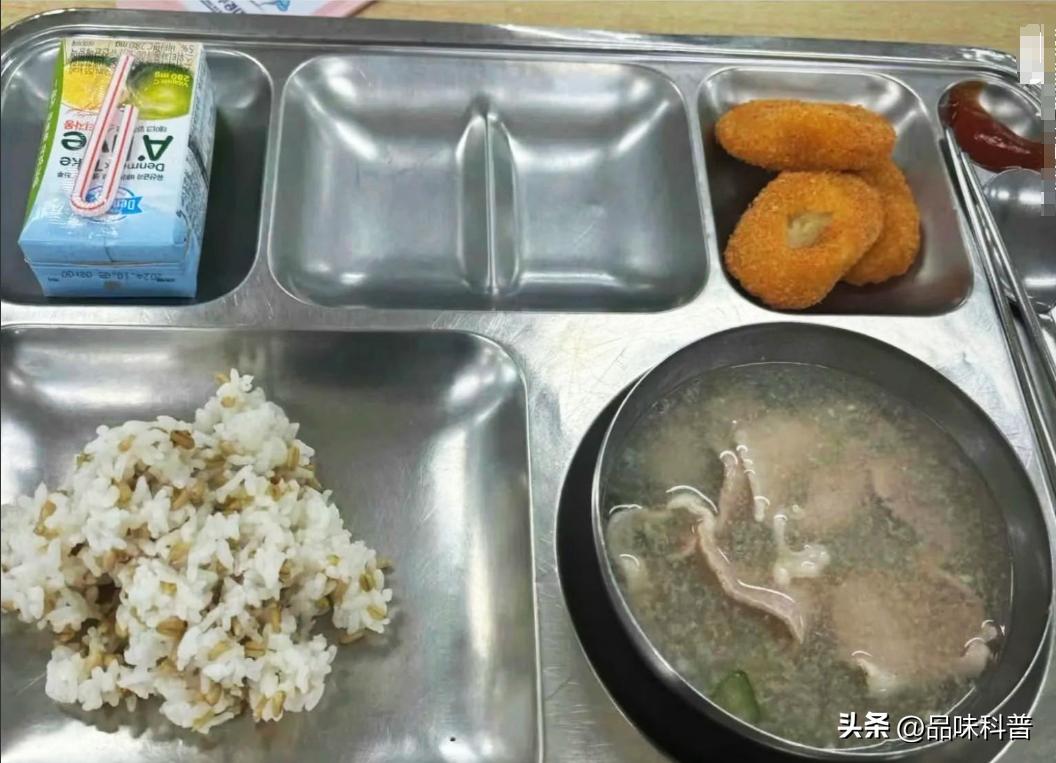 真是炸裂！一位在韩国留学的中国人，因为盛饭时多夹了两片肉片，竟被学校以三种语言贴