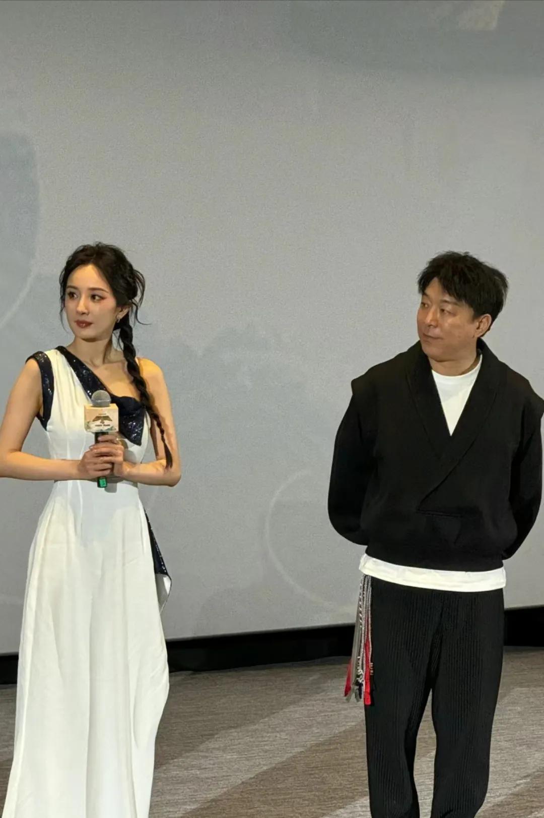 杨幂出席功夫熊猫4首映礼，光线好暗，但杨幂好美，又美有真实的生图，真的好美啊！！