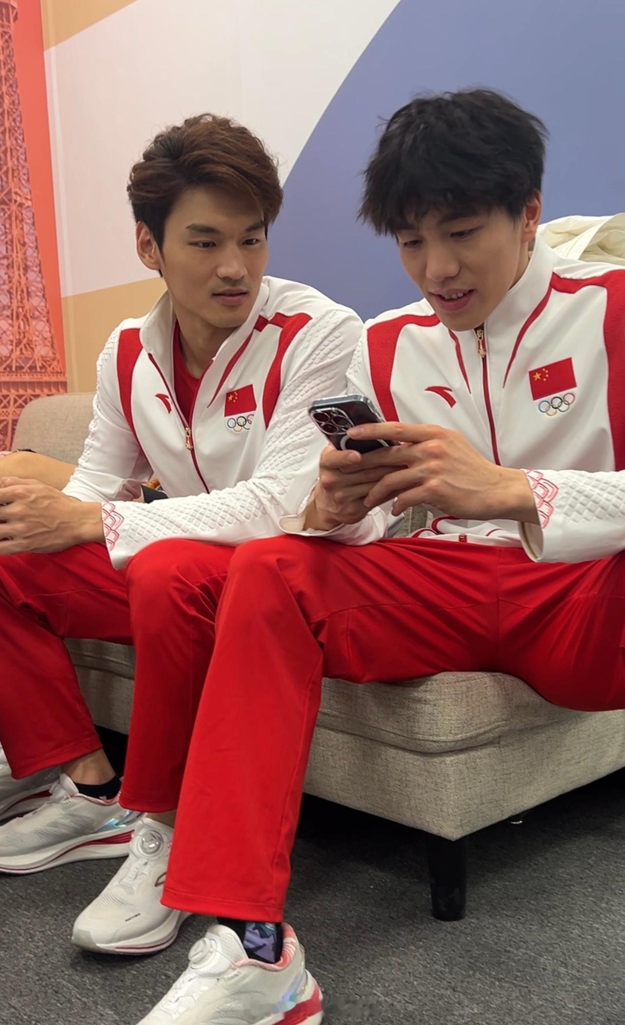 他们来了！#巴黎奥运会[超话]##中国游泳队[超话]# 男子4×100米混合泳接