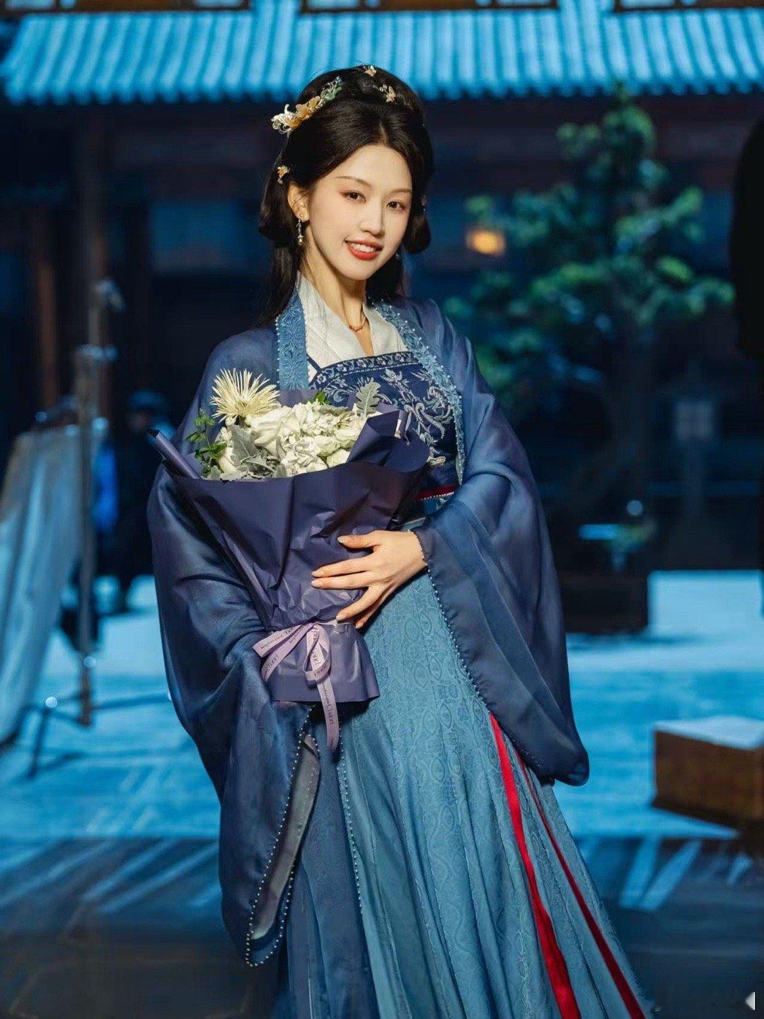 再见周芮慈 再见邪恶中分头最近的幸福感来自新尝试虽然有点冷但喜欢这个十二月昭月行