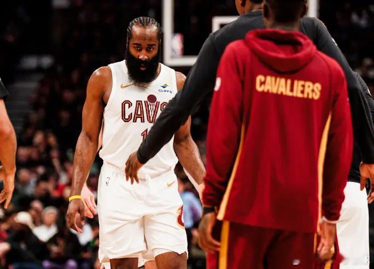 里程碑之战拖后腿，哈登18+4+4+8失误，骑士双枪哑火客场不敌猛龙打出上赛季东