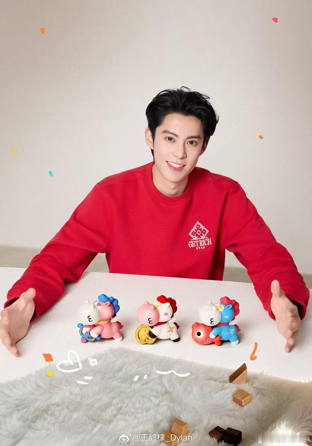 王鹤棣红卫衣王鹤棣马年大片王鹤棣马年大片，红卫衣好看，