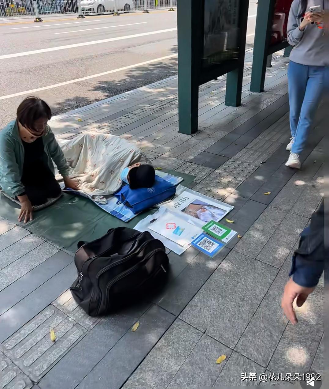 中山二路乞讨的奶奶终于和爷爷换位置了
至少5年了吧。
    这两天看到本来躺着