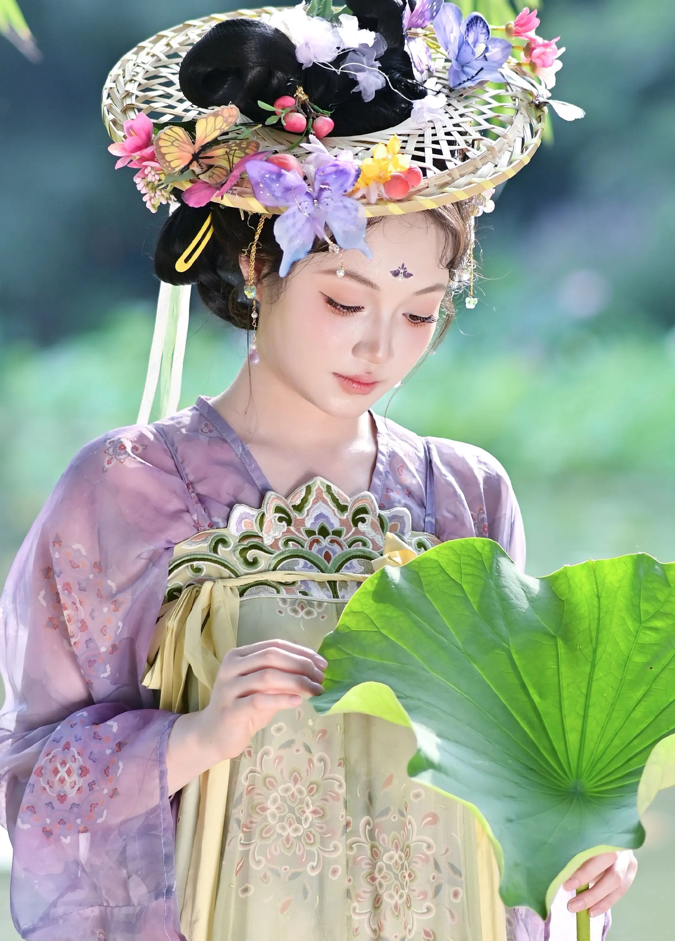 隋唐园里，摄影师和汉中小妹的夏日邂逅📸。仲夏的隋唐洛阳城遗址植物园里...