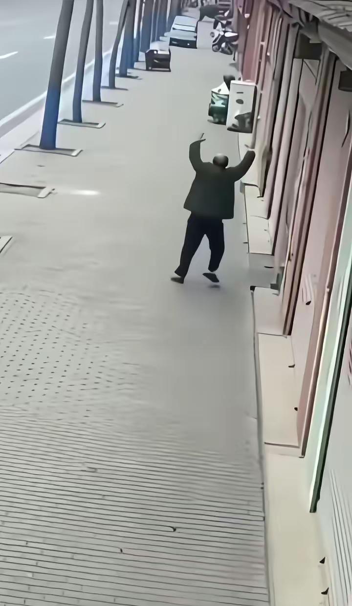 生死攸关 人间大爱，危机关头，大爷伸手，挽救一命，拯救一家！大恩大德！福报满满！