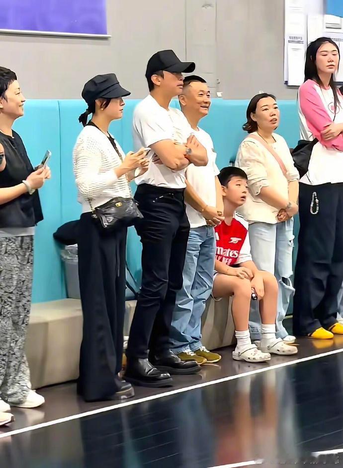 孙俪邓超看儿子等等篮球比赛 孙俪邓超看儿子篮球比赛，邓超孙俪基因太强大了[goo