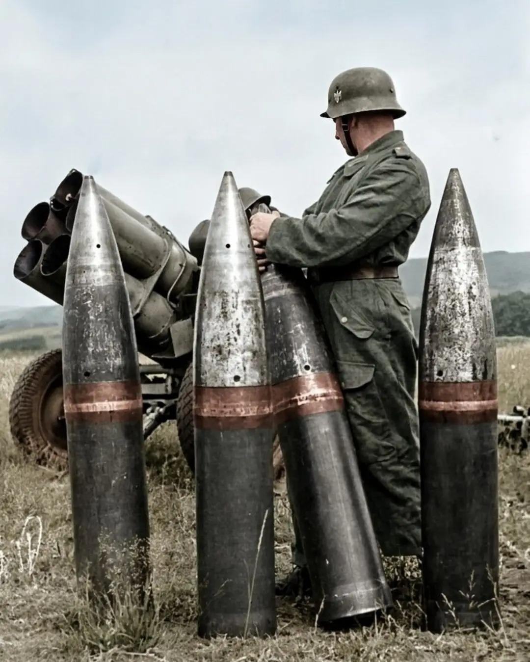 1944年的21厘米Nebelwerfer 42
一种二战期间用于实施强大区域轰