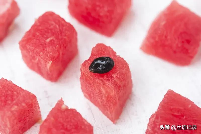 小黑籽，红瓤，皮薄，个头不大，圆圆的，很可爱，很新鲜，好吃又便宜，五毛钱一斤。有