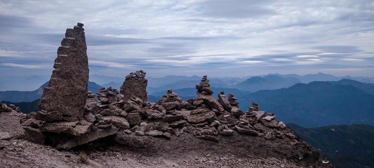天柱山位于安徽安庆潜山市西部，是国家5A级景区，曾被封为“南岳”，以花岗岩地貌和