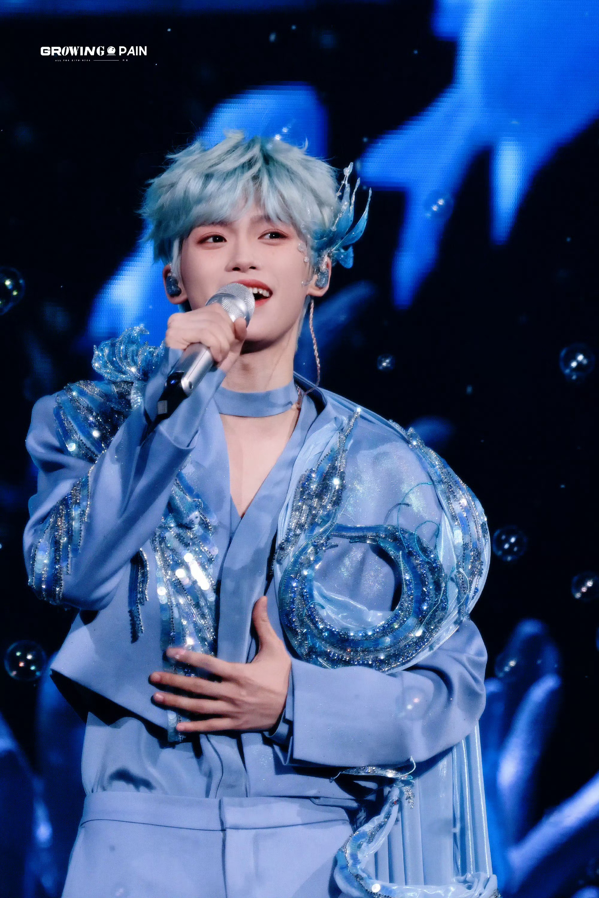 梓渝 zy梓渝科颜氏品牌青春代言人 “向前走 你终会走出泥泞的小路 踏过荆棘 用