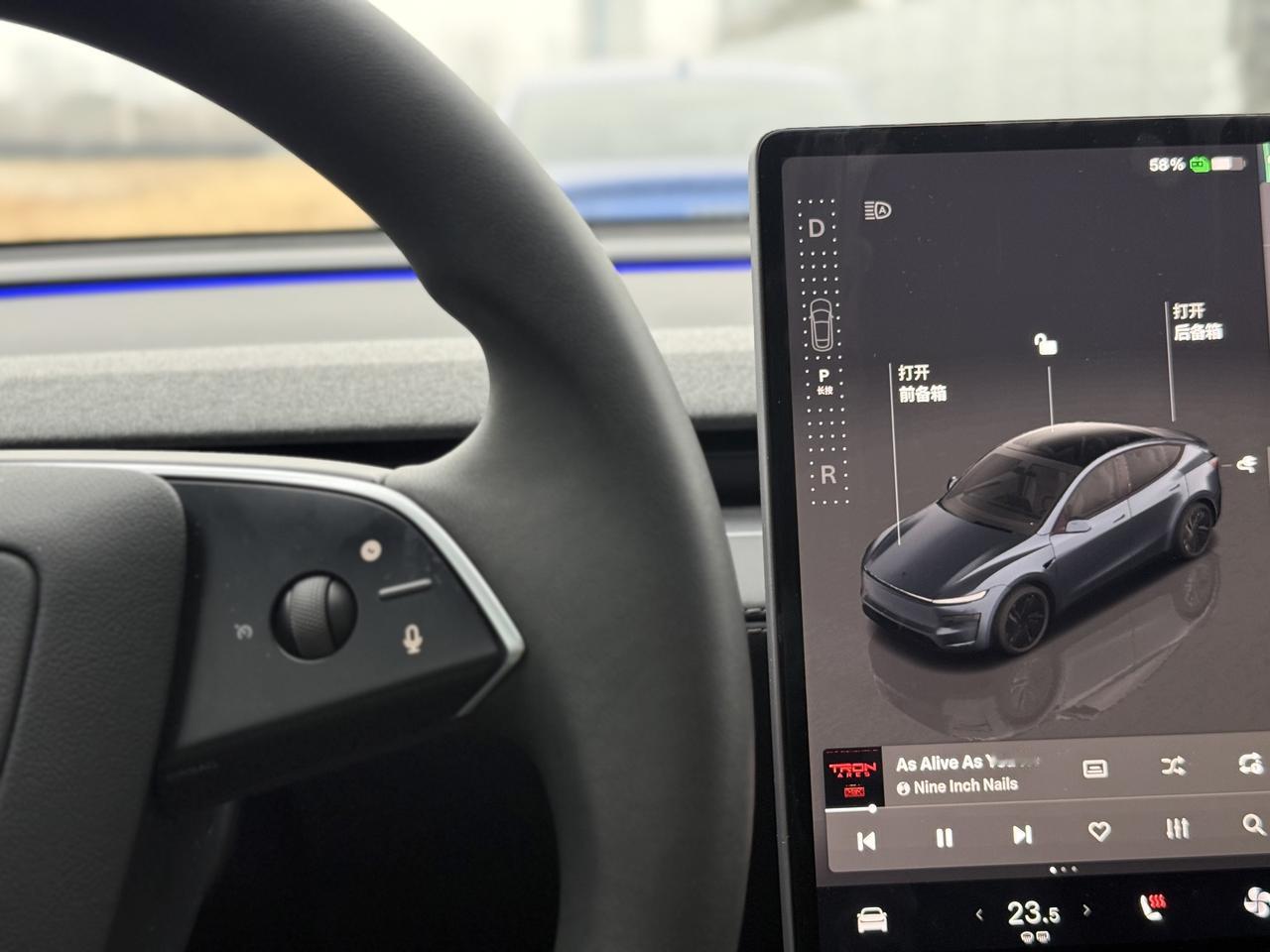 这个在屏幕上换挡的操作，属实有点考验肌肉记忆，右手总是习惯性往方向盘后面摸，结果