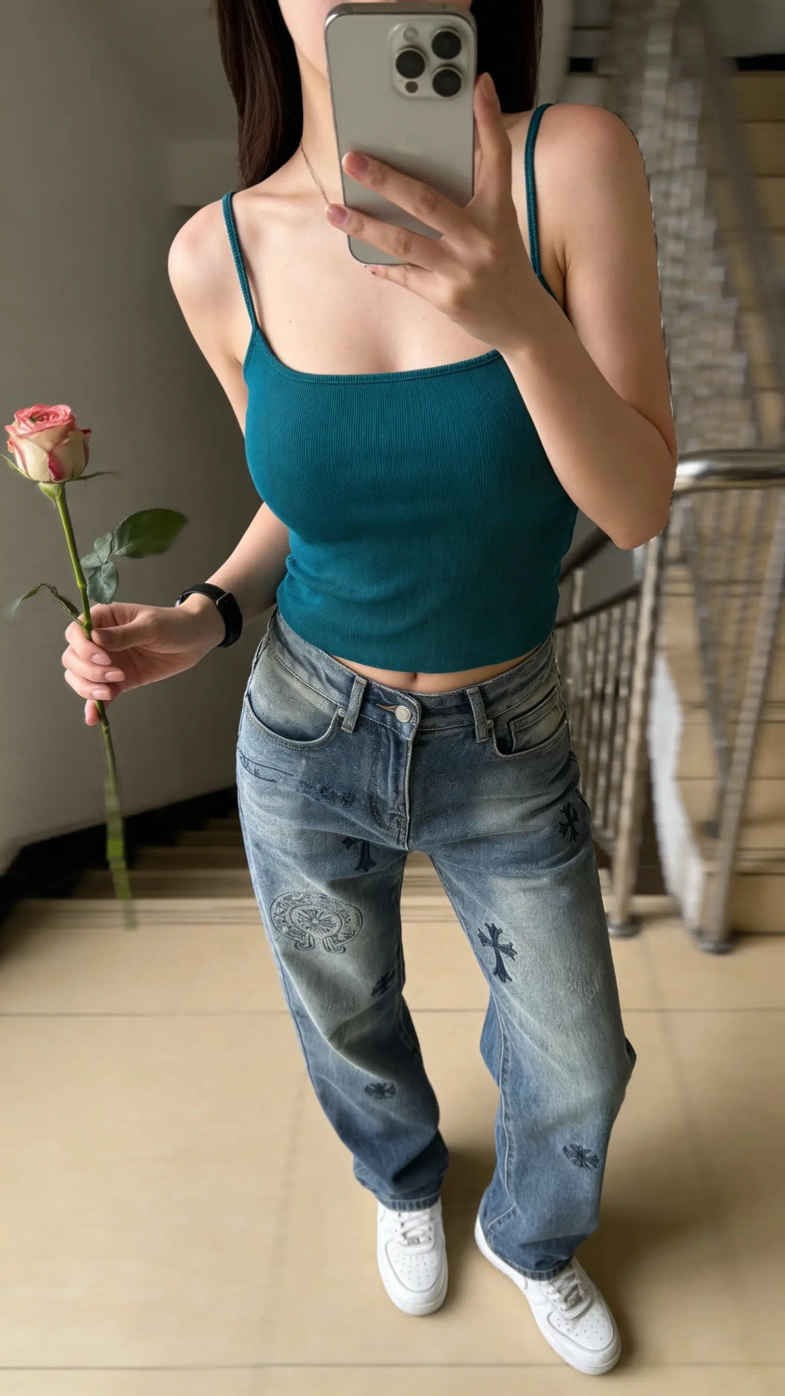 新款时尚百搭刺绣印花设计感小直筒男士牛仔裤痞帅小脚裤         ✓