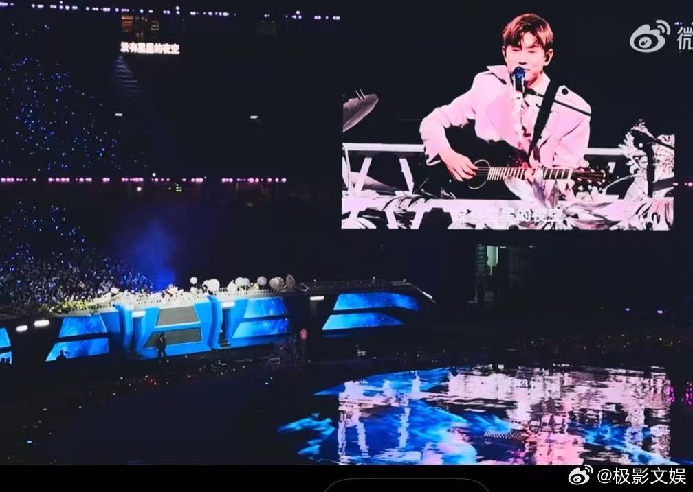 张杰鸟巢吉他弹唱张杰乐队舞台张杰鸟巢吉他弹唱，不错不错，哇喔 