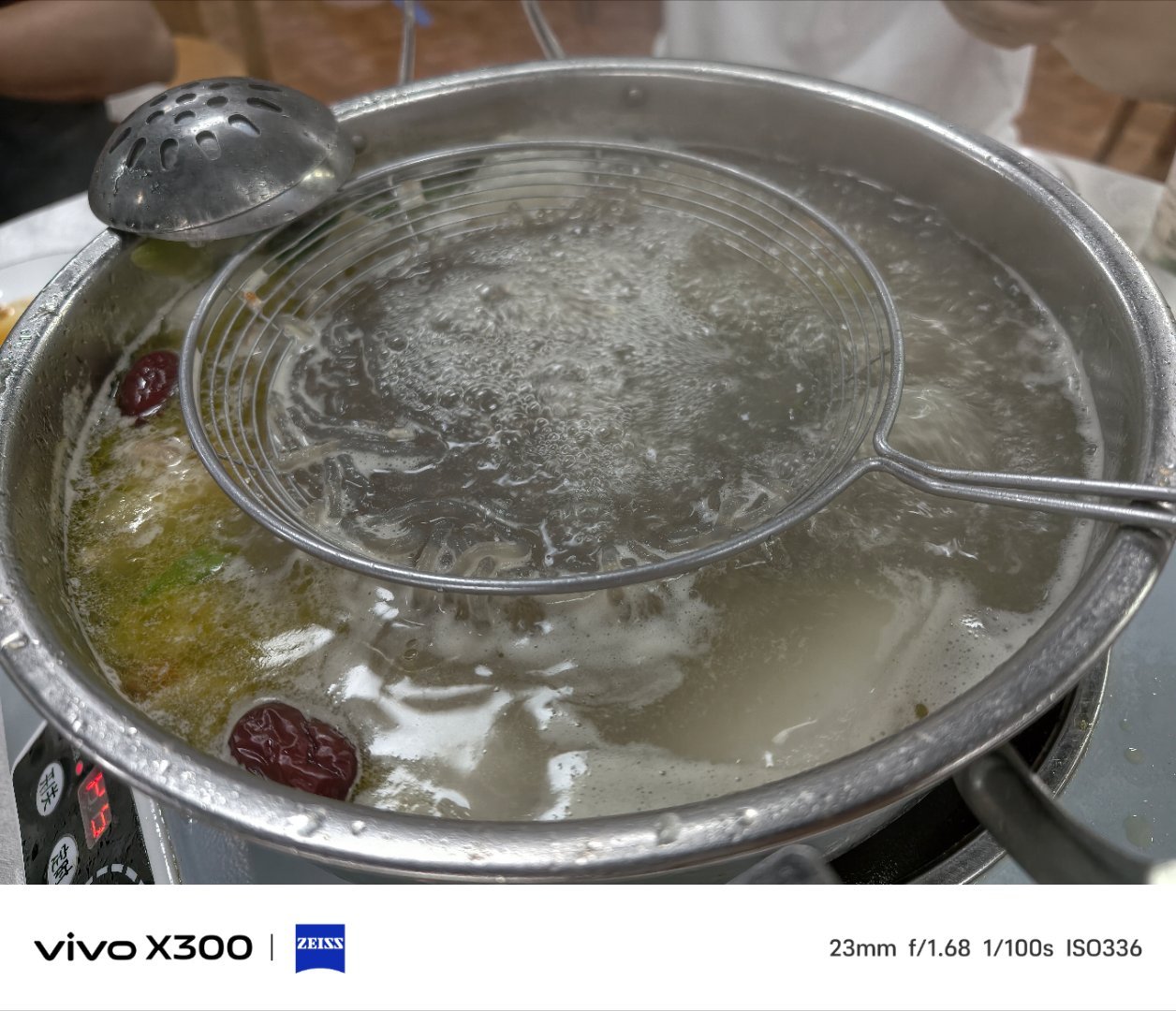 来吃鸡煲了，昨天又熬了大通宵，喝完酒第二天就得吃个鸡煲，不然胃真受不了 五一第二
