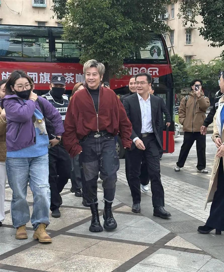 孙耀威突然做手术，恐有失声风险
想不到现年53岁的他突然入院做手术啊！
话说昨晚