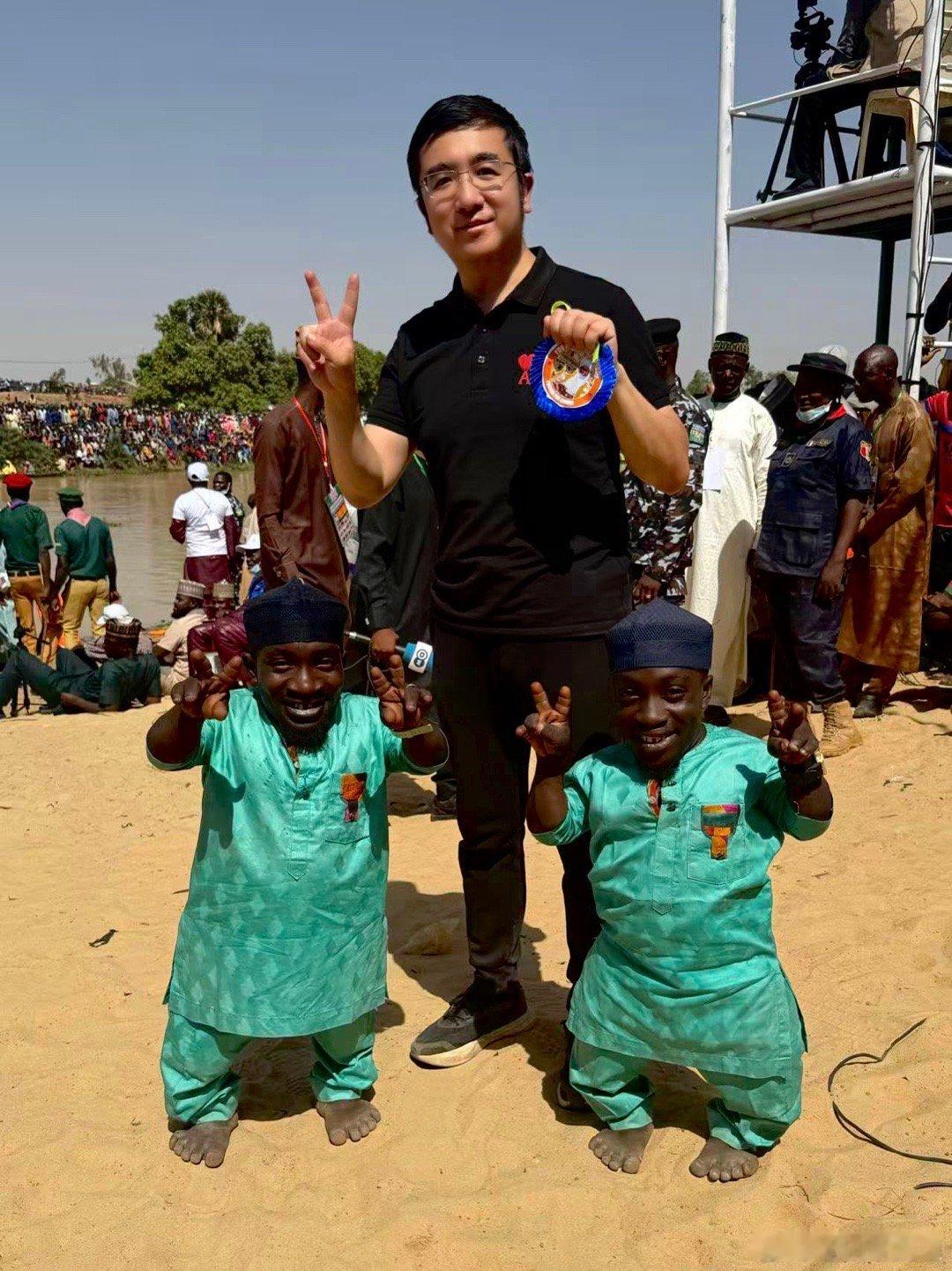 尼日利亚开渔节的壮观和恢弘，平声仅见由于手机被偷，仅被朋友拍下来几张照片作为纪念