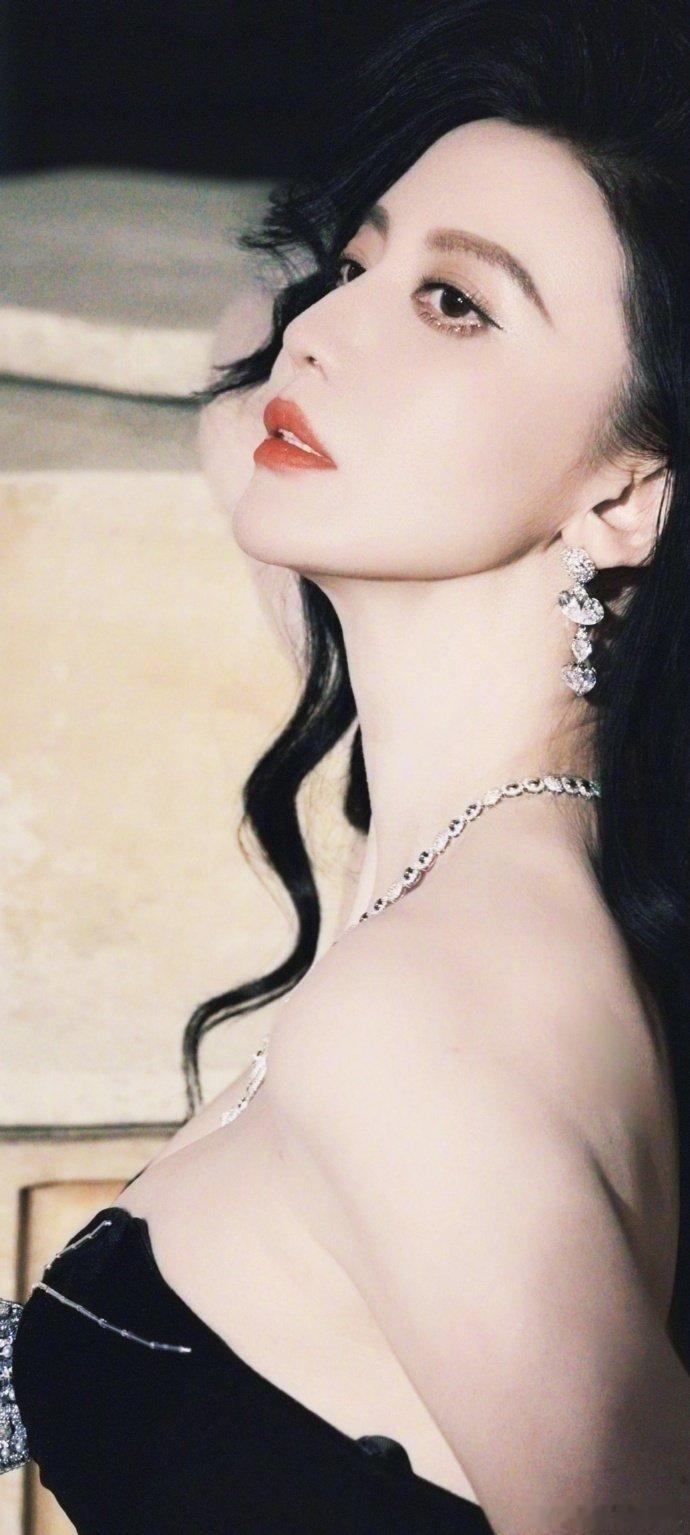 张萌爆料李昀锐张康乐穿老头衫 不同帅撞同一件老头衫！李昀锐清俊、张康乐硬朗，同穿