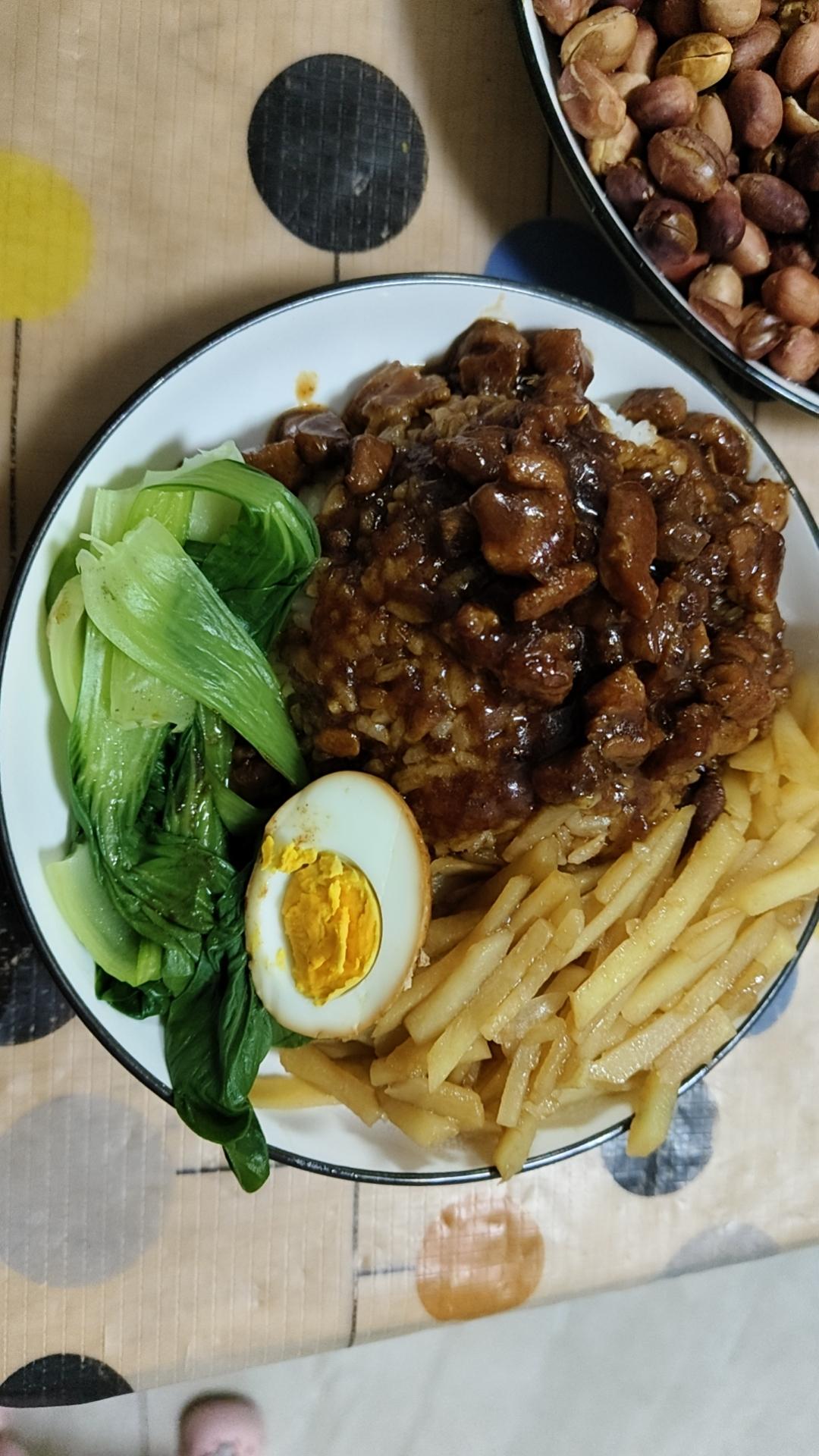 老婆大人做的午餐:卤肉饭，非常好吃