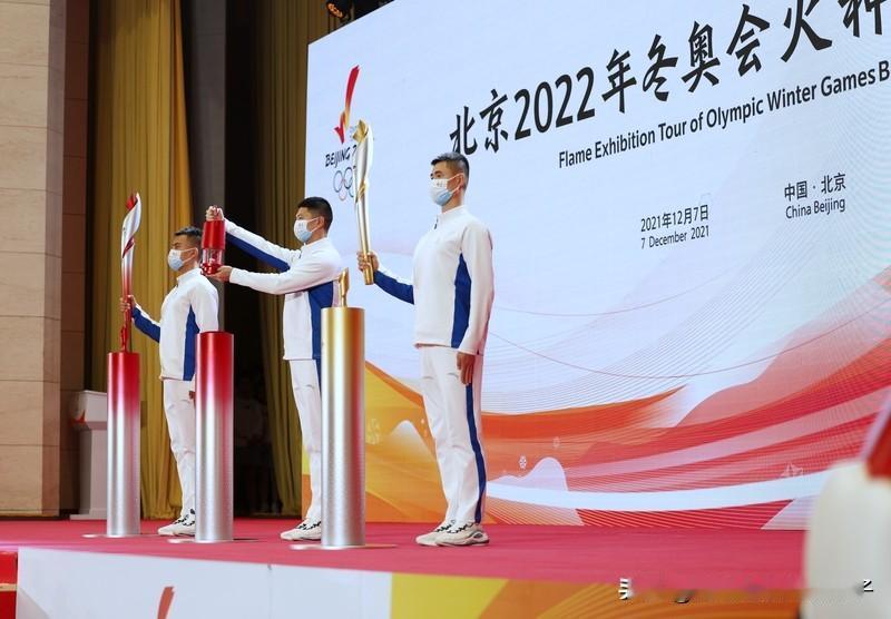 冬奥会中国火炬手：亲吻了奥运火炬 冬奥会中国火炬手亲吻奥运火炬这一幕太让人动容了