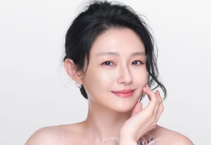 人走茶凉？不，人走了，广告还在，钱还在赚，吃相简直难看至极！
大S去世都一年多了