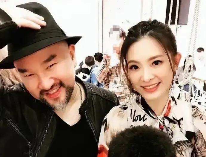 辛龙把脸书上和刘真的合照全删了，还签了家新公司，宣布复出。
网友炸了，说他把“深