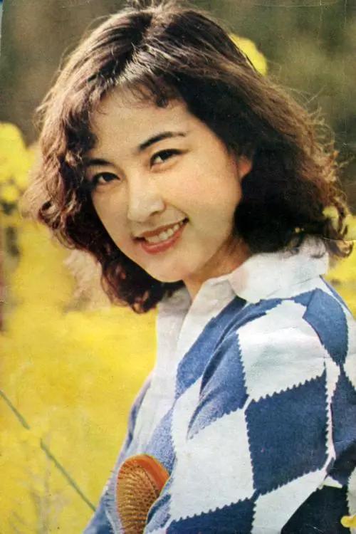 演员，刘晓庆说，当年拍电影小花，真是拿命去拼，跪着上台阶，我就真的这么弄，裤子是