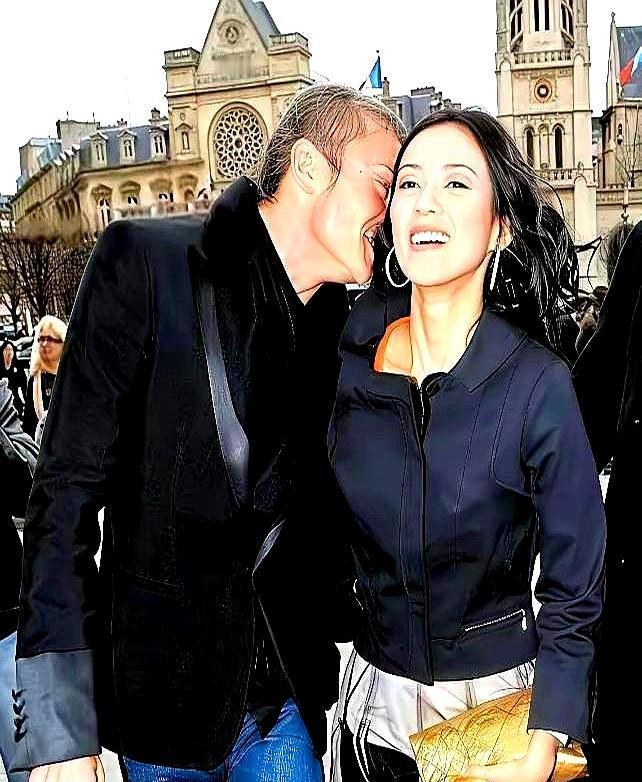 曾为他拭泪的那只手，如今正为自己加冕。
那些闪耀的钻戒和婚礼上的泪水，终究成了人