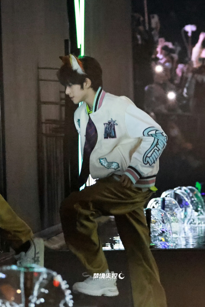 陈浚铭宇宙闪烁请注意路透 陈浚铭综艺路透惊喜掉落！狐狸警官造型上线，软萌感直接拉