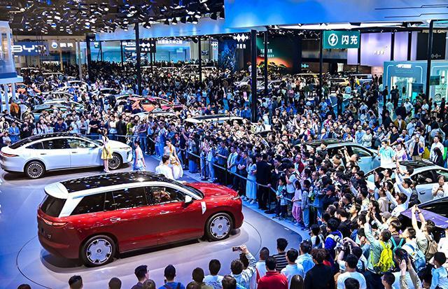 近日，深圳市委书记靳磊到华为公司、比亚迪公司等走访调研。靳磊期盼华为、比亚迪充分