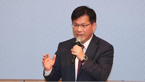 新加坡联合早报3月9日写道：“台外事部门负责人驳斥王毅，重申两岸互不隶属。林佳龙