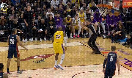 詹姆斯进攻犯规，雷迪克要挑战湖人vs骑士