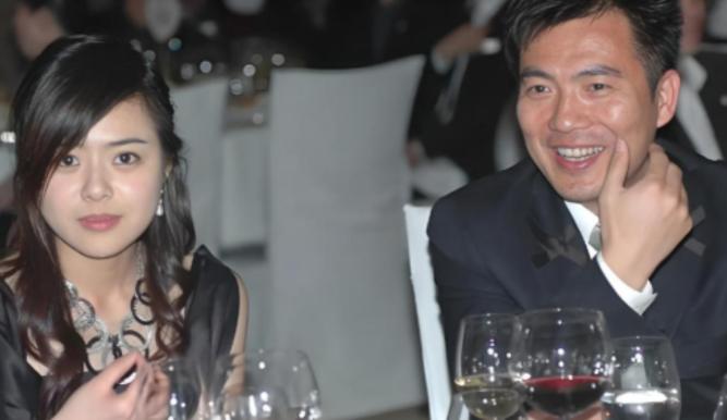 2006年，黄健翔在妻子孙颖手术后不久，就提出离婚，孙颖泣不成声:“我17岁就跟