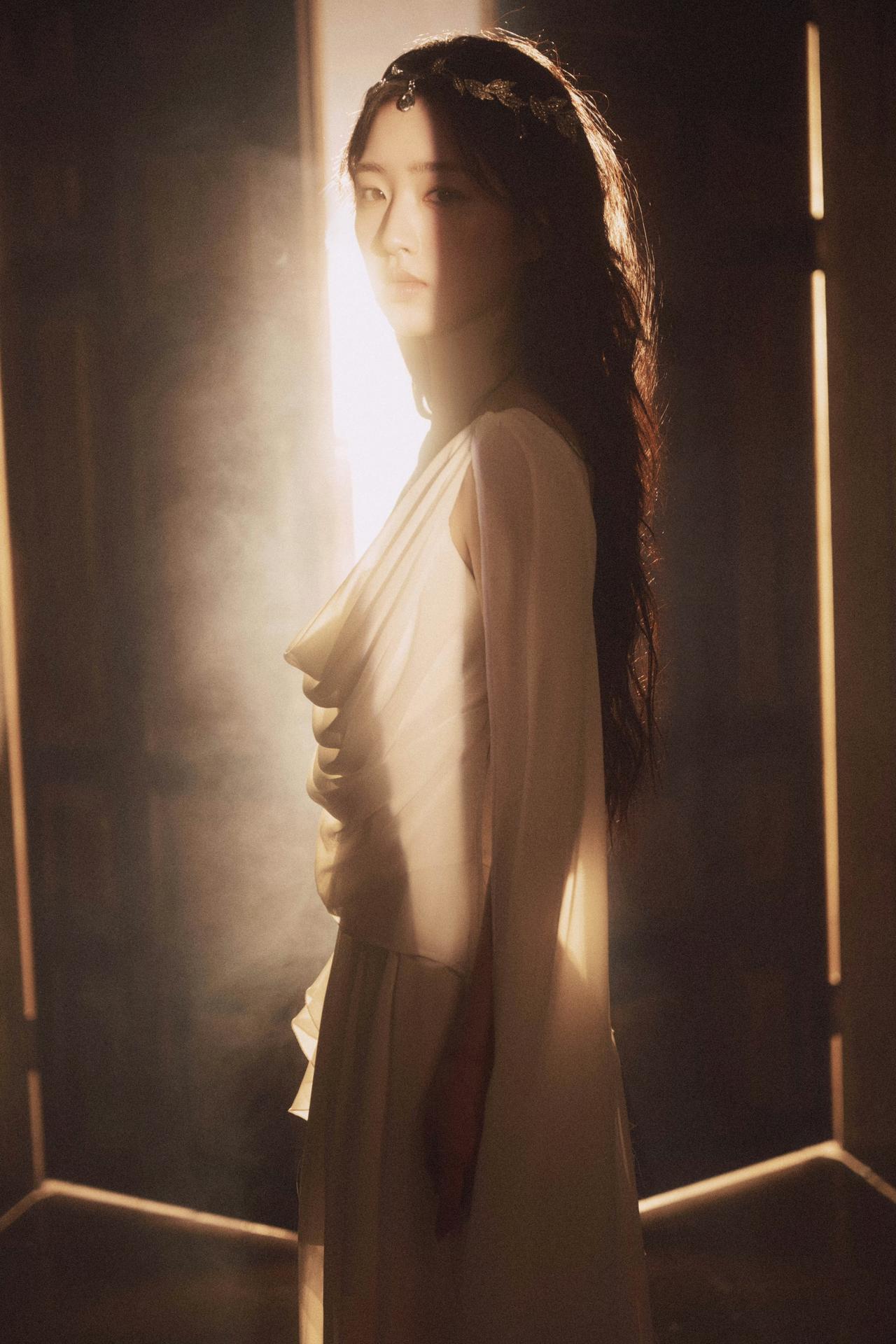 神殿的光，只偏爱不回头的人，
​旧世纪的浪漫，藏在光影褶皱里，
她从光里走来，带