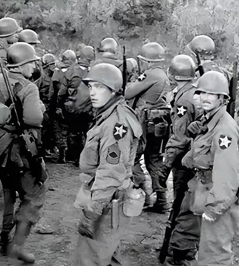 二战刚结束那会儿，美国钢铁产量占了全球的一半还多，军费投入更是甩其他国家几条街，