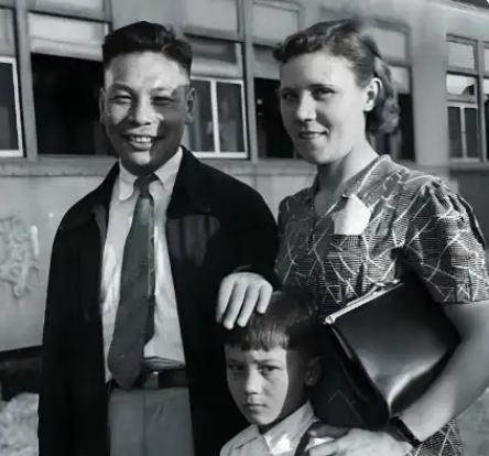蒋经国在莫斯科留学时，与冯玉祥的女儿冯弗能相恋并发生关系。那是他的初恋。但朋友们
