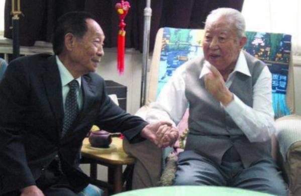 2006年，袁隆平到北京出差时，特意去看了身体欠佳的华国锋，当时华国锋不太愿见客