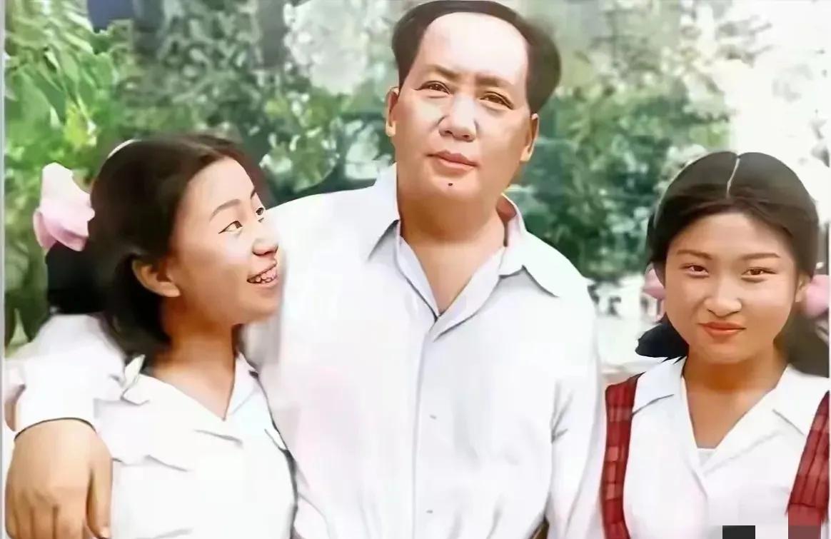 伟人风骨贯长虹，父爱深藏山海中。真别觉得伟人的爱离咱们远，其实他们的柔情就藏在最