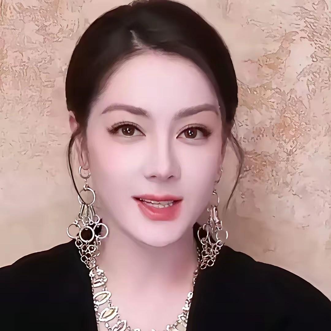 你敢信吗？
这是现在的迪丽热巴
难怪很多人都怀疑，这不是真正的热巴，确实变化很大