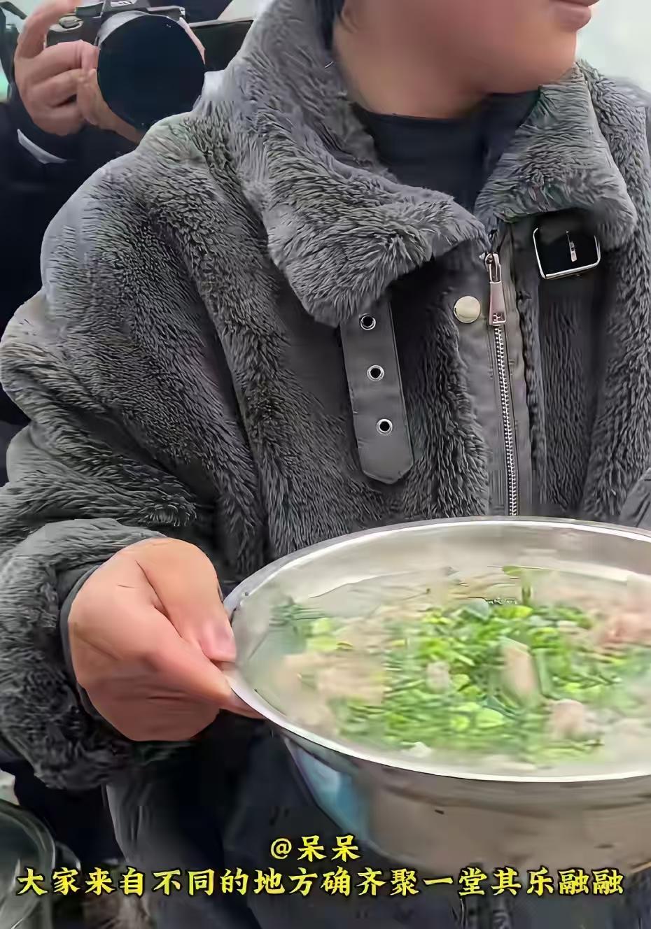 去呆呆家吃刨猪汤的菜谱曝光了，菜系有五个。刨猪汤主要菜品，回锅肉，炒肉丝，罗卜炖