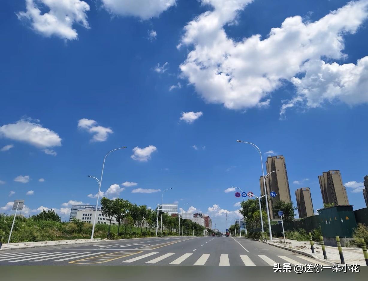 襄阳到底哪里在下雨啊？昨天通知了一天的台风预警，今天都老老实实在家等待，结果雨没