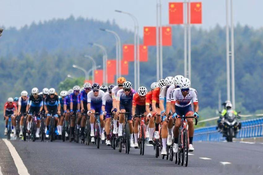 赛道上，速度与激情正在震撼上演。赛道外，一种旅行悄然解锁两种风景。#骑行黄山赛相